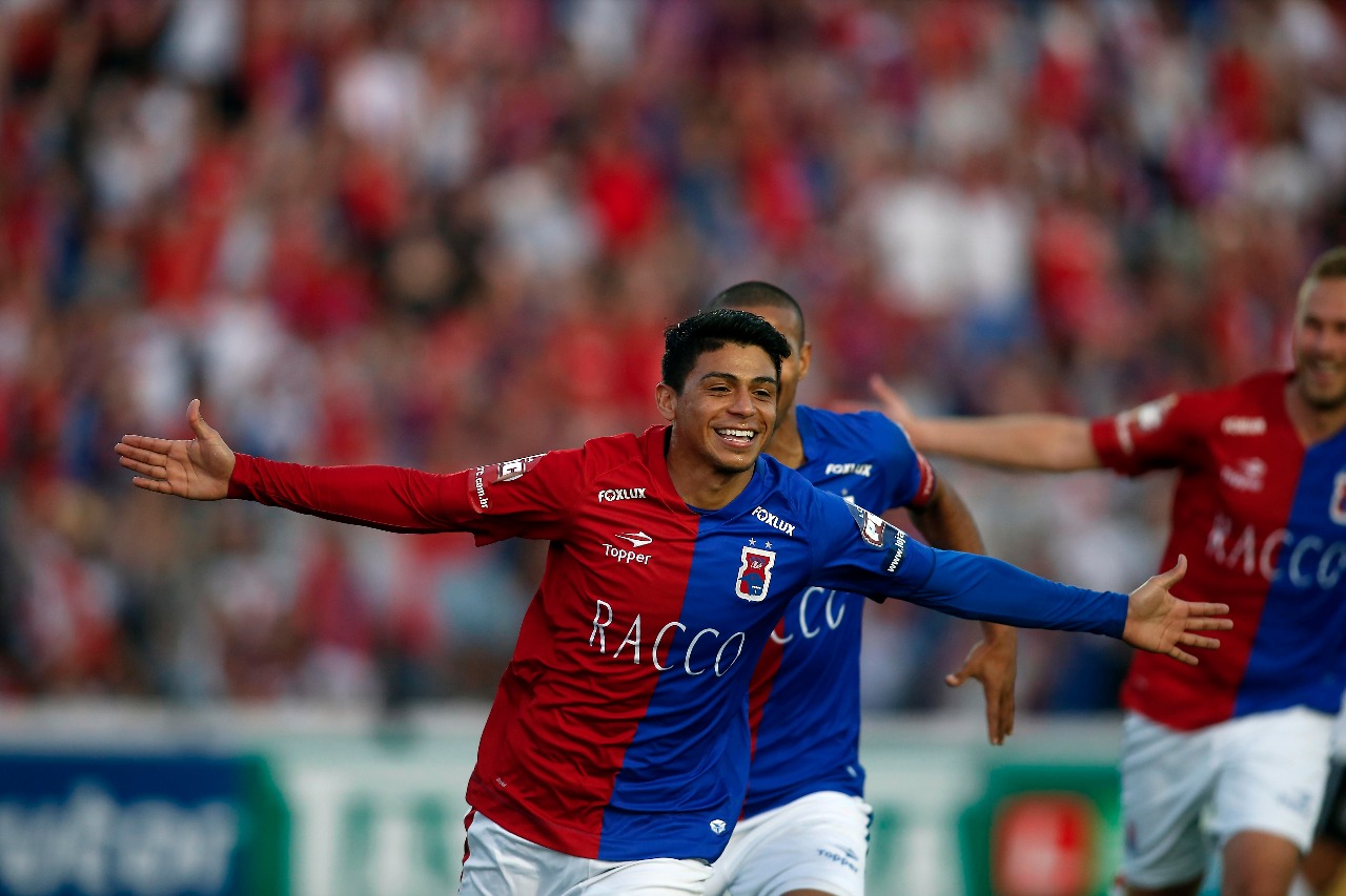 Renatinho marcou o quarto gol paranista, de pênalti, e fechou a goleada | Albari Rosa/Gazeta do Povo