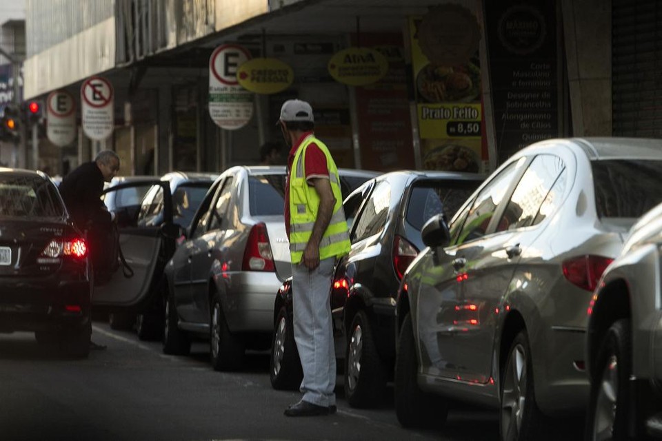 Flanelinha em Curitiba ganha mais do que professor | Daniel Caron/Gazeta do Povo