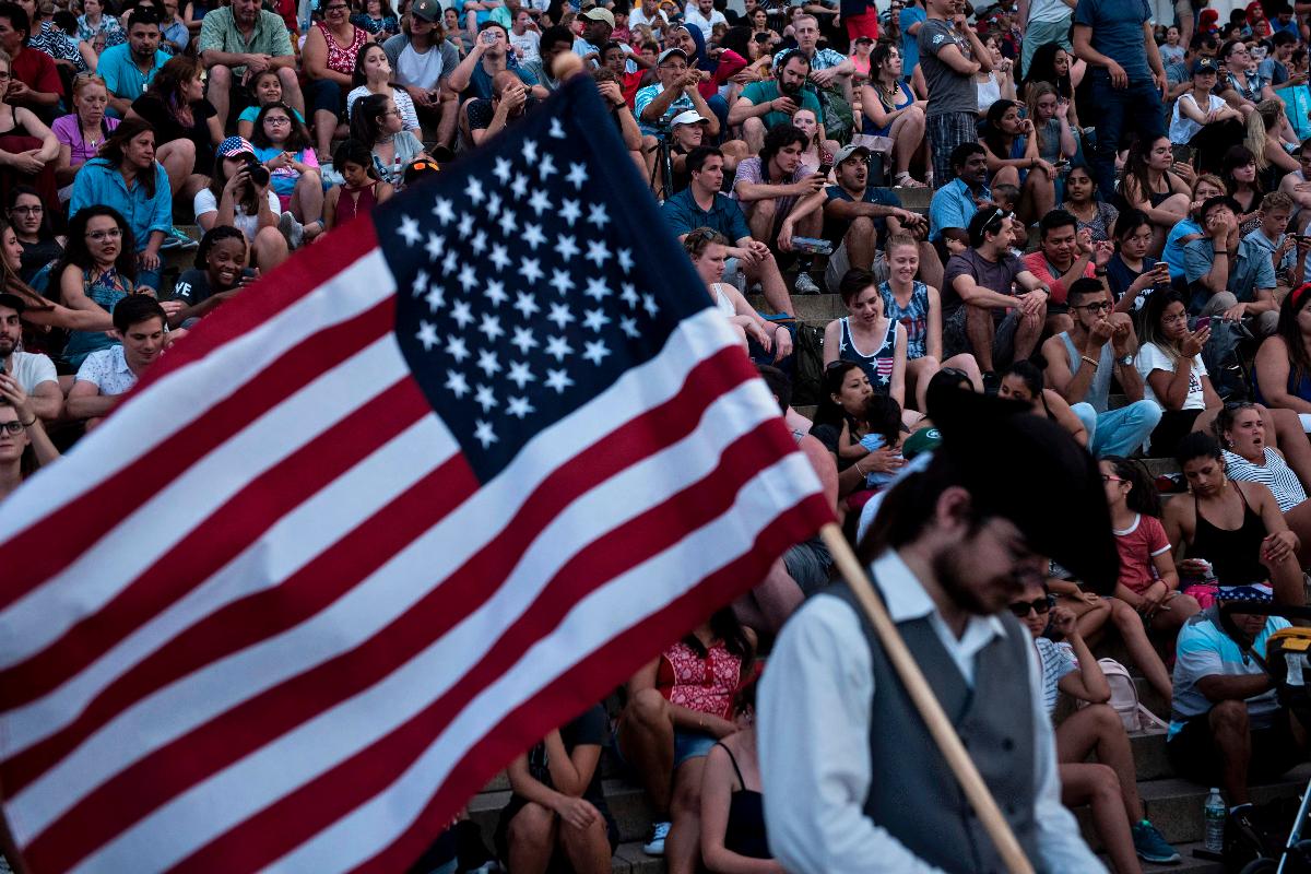 Multidão aguarda pela queima de fogos em Washington DC | BRENDAN SMIALOWSKI/AFP
