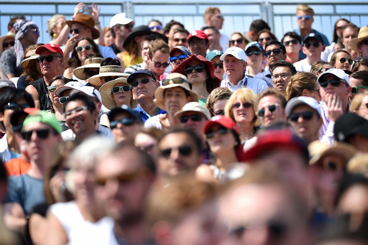 Torcida observa o jogo de Tênis na arquibancada do All England Lawn Tennis Club, em Wimbledon, Londres | OLI SCARFFAFP