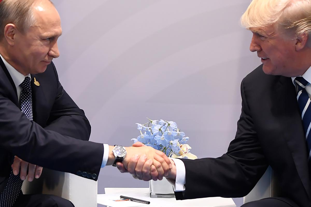 O presidente dos EUA, Donald Trump , e o presidente da Rússia, Vladimir Putin, apertam a mão durante uma reunião à margem da Cúpula do G20 em Hamburgo, na Alemanha | SAUL LOEBAFP