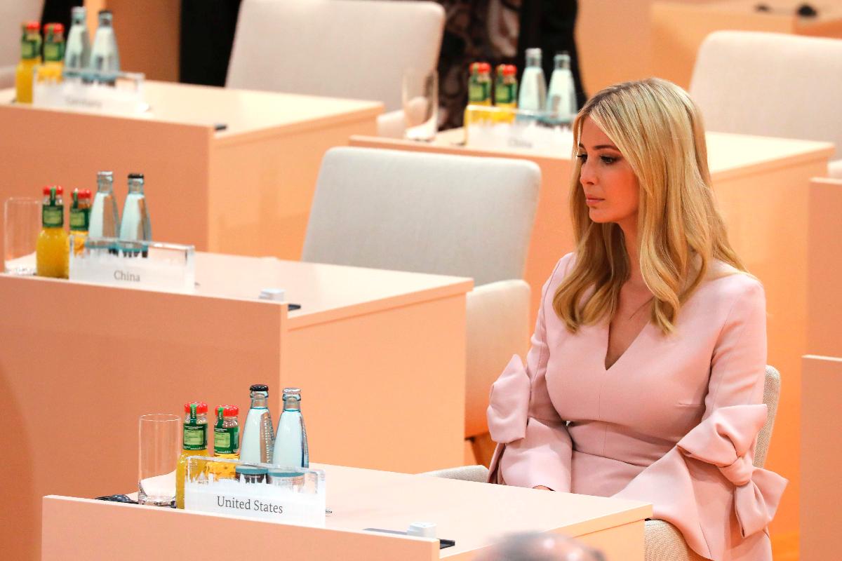Ivanka Trump, filha do presidente Donald Trump senta em seu lugar na reunião do G-20, na Alemanha | LUDOVIC MARINAFP