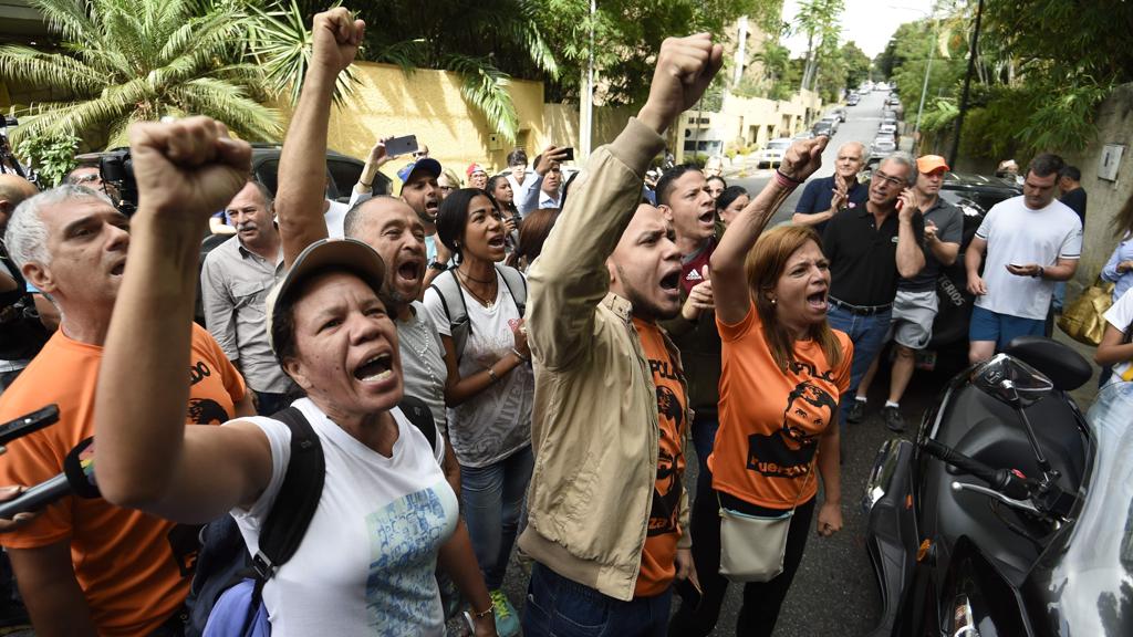 Apoiadores de Leopoldo López se reúnem do lado de fora da casa dele, neste sábado (8). | Juan Barreto/AFP