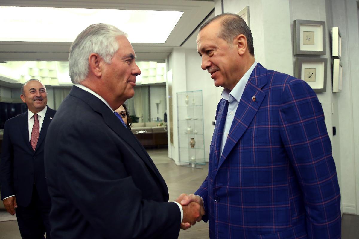 Secretário de Estado dos EUA, Rex Tillerson e o presidente da Turquia Recep Tayyip Erdogan apertam as mãos após reunião em Istambul | HANDOUTAFP