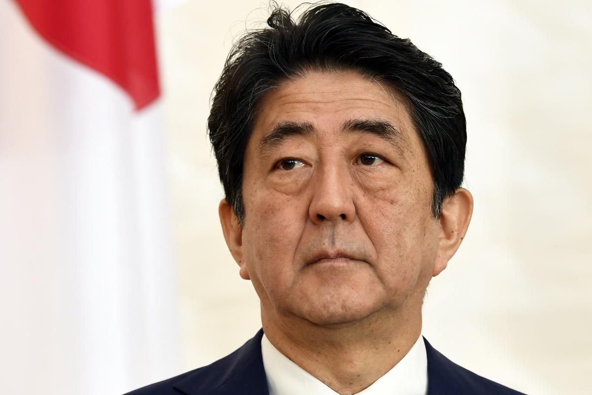 O primeiro-ministro japonês, Shinzo Abe, participa de uma coletiva de imprensa no palácio presidencial em Helsinque, na Finlândia | JUSSI NUKARIAFP