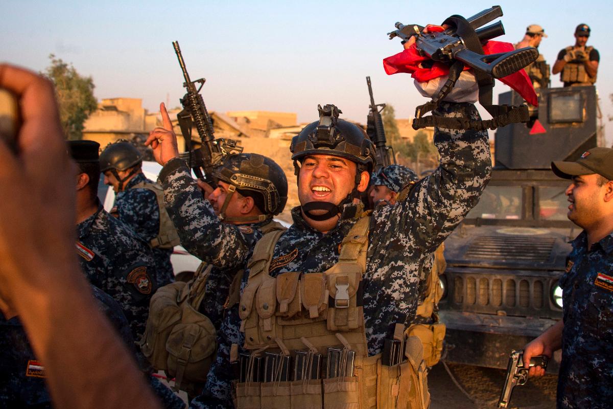 Agentes comemoram a libertação de Mossul que era tomada pelo Estado Islâmico desde 2014 | FADEL SENNAAFP