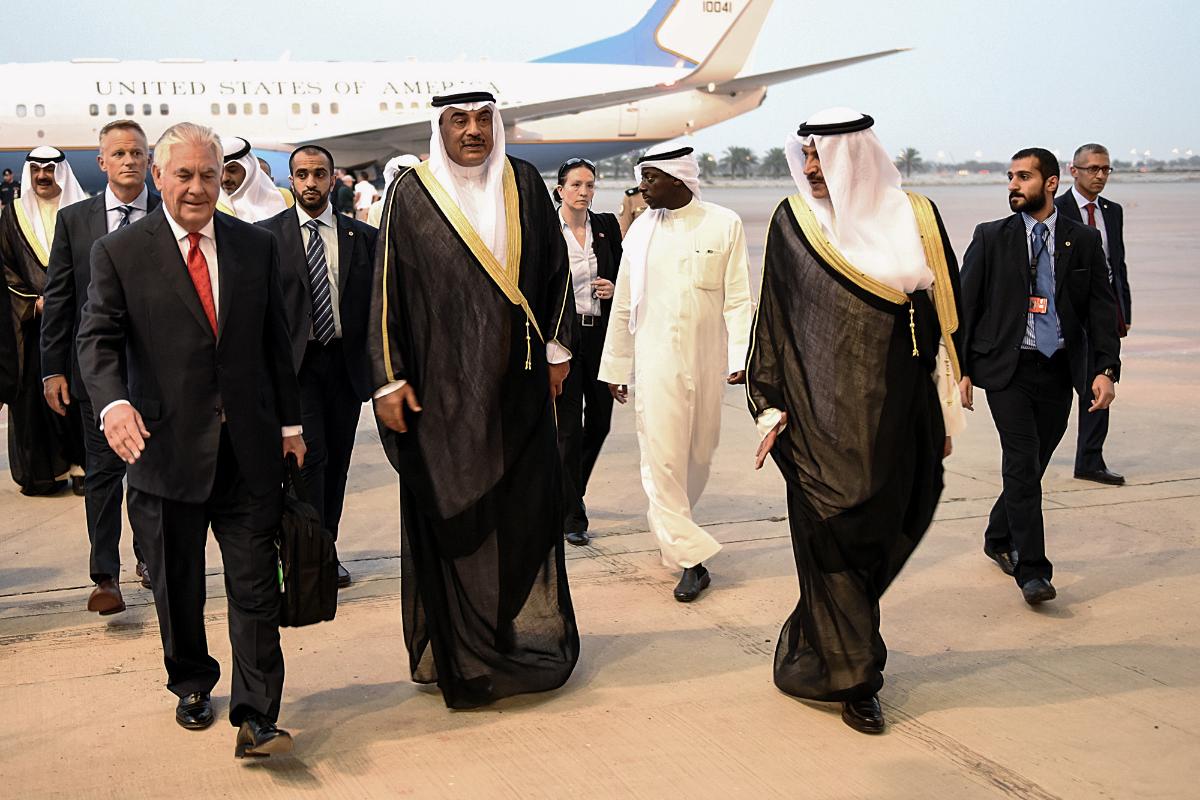 O Ministro das Relações Exteriores do Kuwait, Sheikh Sabah, recebendo o secretário de Estado dos EUA, Rex Tillerson, no aeroporto internacional do Kuwait | HANDOUTAFP