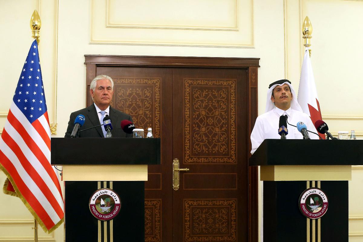 O secretário de Estado dos EUA, Rex Tillerson, e o Ministro do Exterior Qatari, Mohammed bin Abdulrahman Al-Thani | STRINGER/AFP