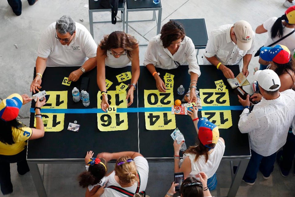 Cidadãos venezuelanos formam fila para votar em plebiscito convocado pela oposição | RHONA WISE/AFP
