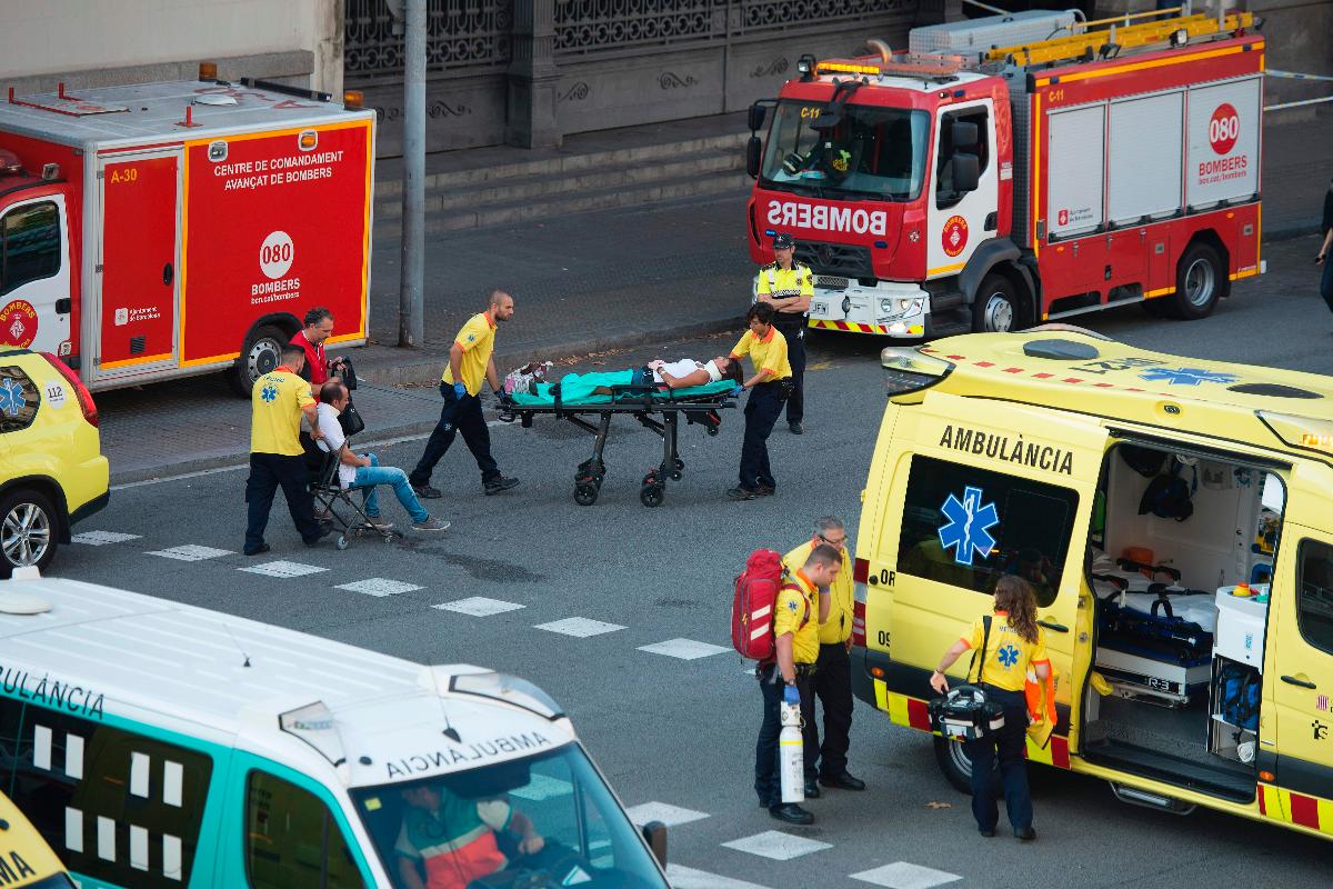 Socorristas atendem feridos após acidente em estação de Barcelona | JOSEP LAGO/AFP