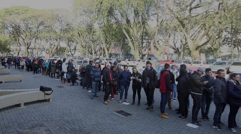 Bazar de produtos apreendidos pela Receita Federal atraiu centenas de pessoas | Giuliano Gomes/Gazeta do Povo