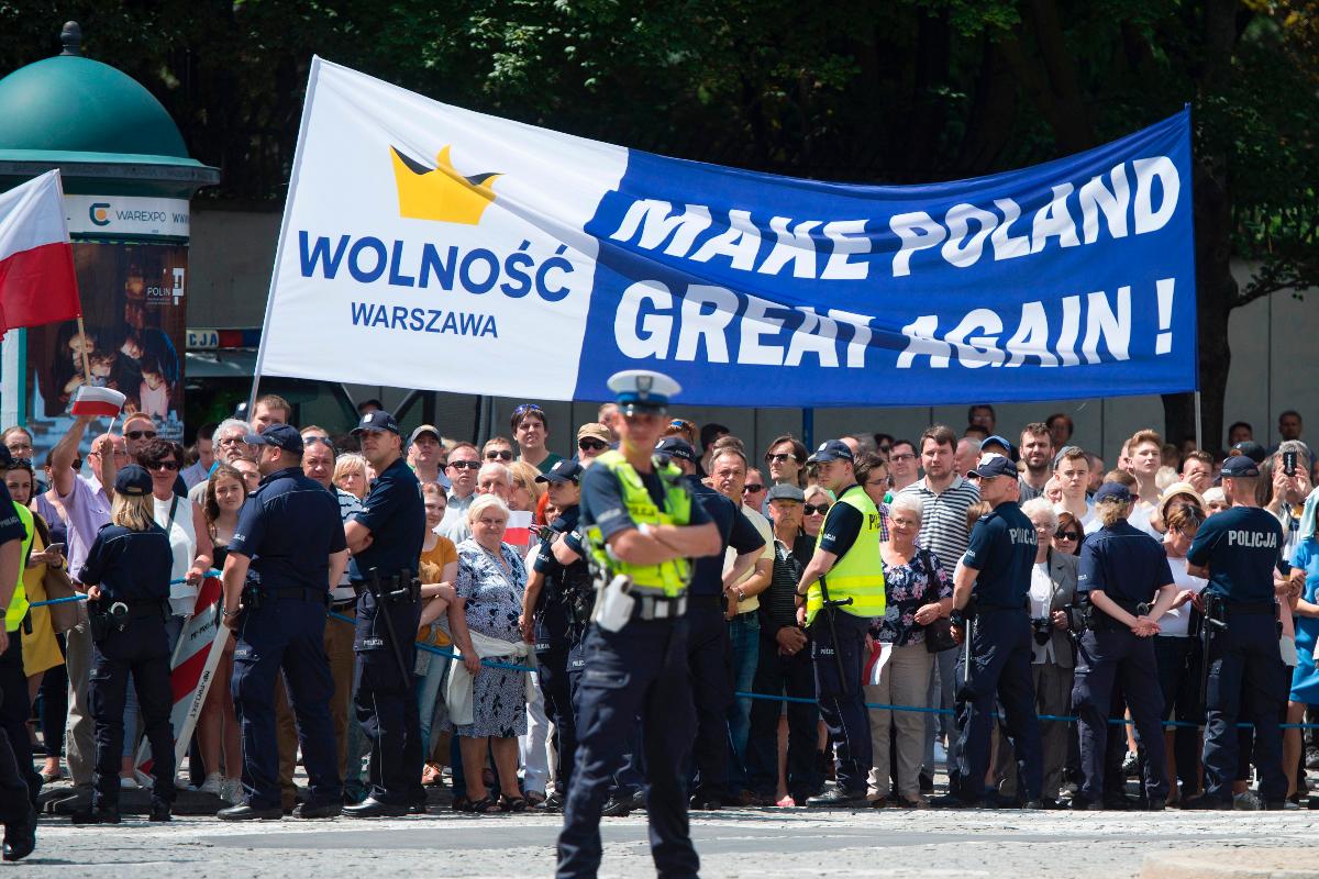 Poloneses demonstram apoio a Donald Trump, que está em visita ao país. Empresários poloneses adotaram um empreendedorismo no estilo americano com um entusiasmo pouco visto no continente europeu | SAUL LOEB/AFP