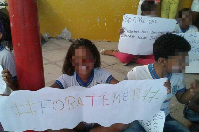 Crianças exibem cartazes contra o governo em Cabrobó (PE): atividade em sala de aula | Reprodução