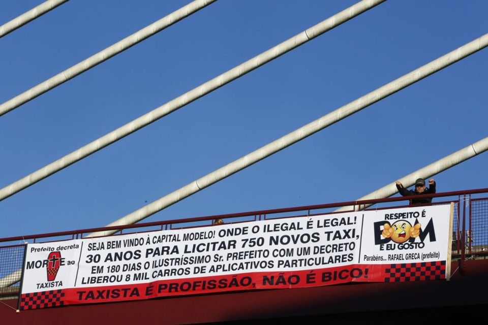 Nereu da Silva pretende chamar a atenção da prefeitura para a situação dos taxistas. | Aniele Nascimento/Gazeta do Povo