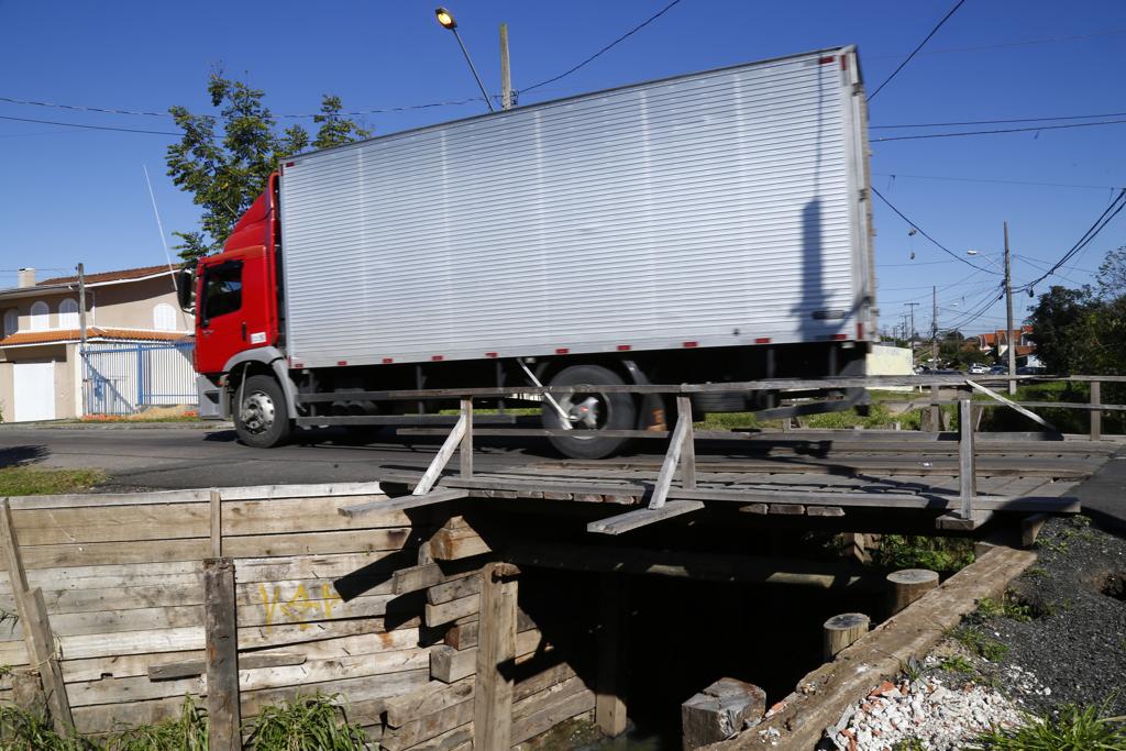 Ponte de madeira na Rua Natal: moradores estão cansado de reparos paliativos. | Aniele Nascimento/Gazeta do Povo