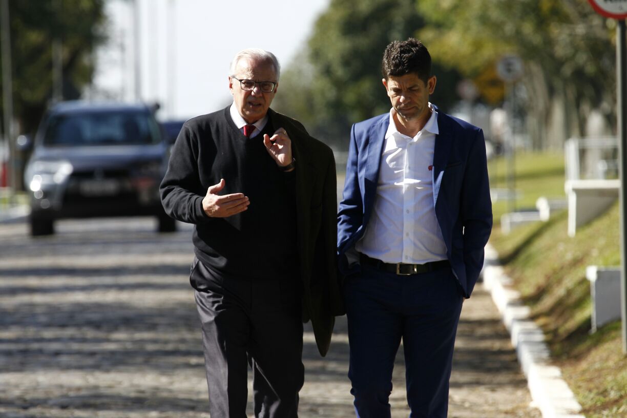 Sallim e Soares chegam para coletiva no CT. | /Daniel Caron/Gazeta do Povo