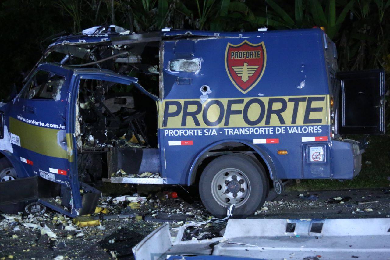 Dinamite foi usada para explodir carro-forte. | Lineu Filho/