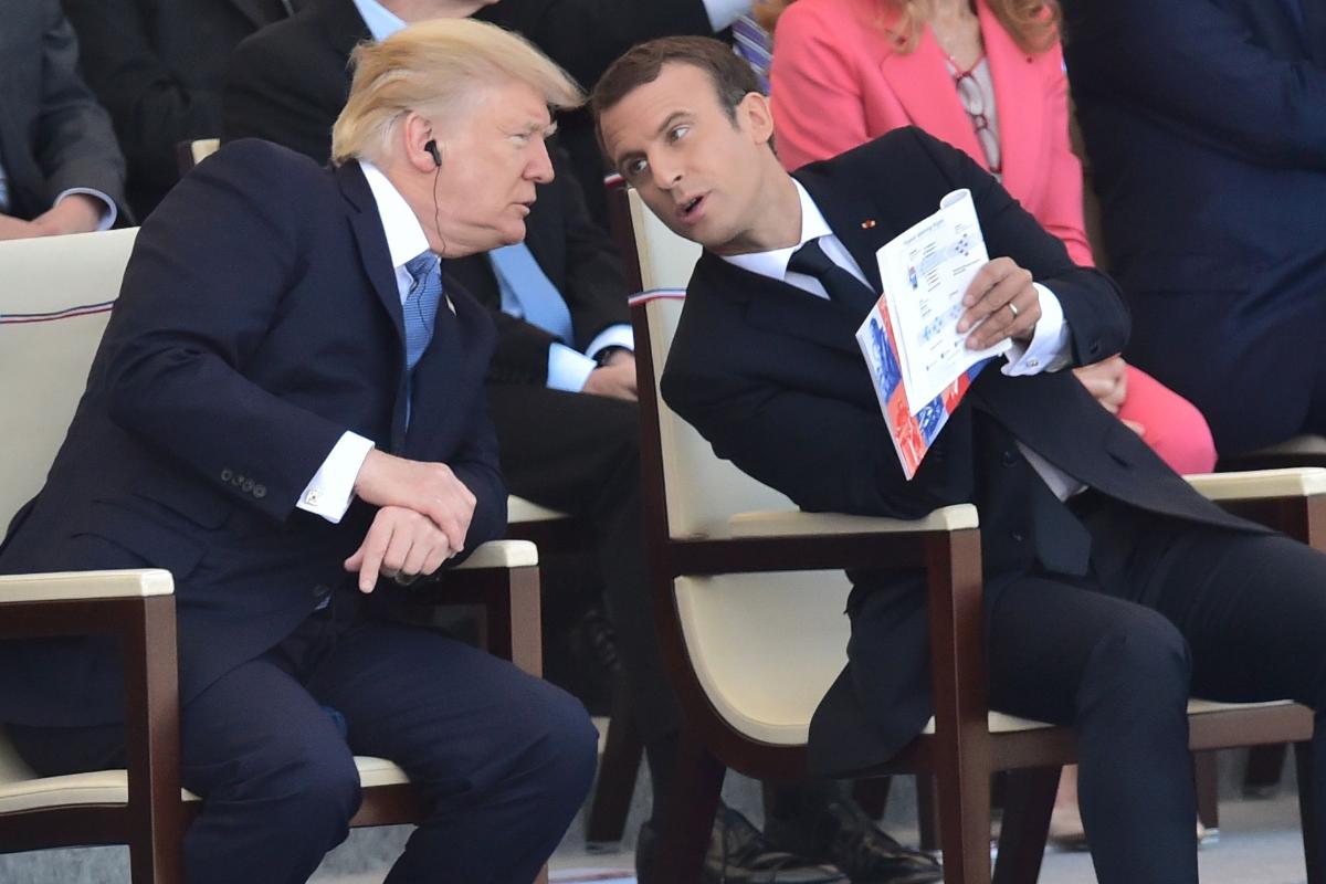 Macron conversa com Trump durante a Parada Militar do Dia da Bastilha, na Champs-Elysees, em Paris | CHRISTOPHE ARCHAMBAULT/AFP