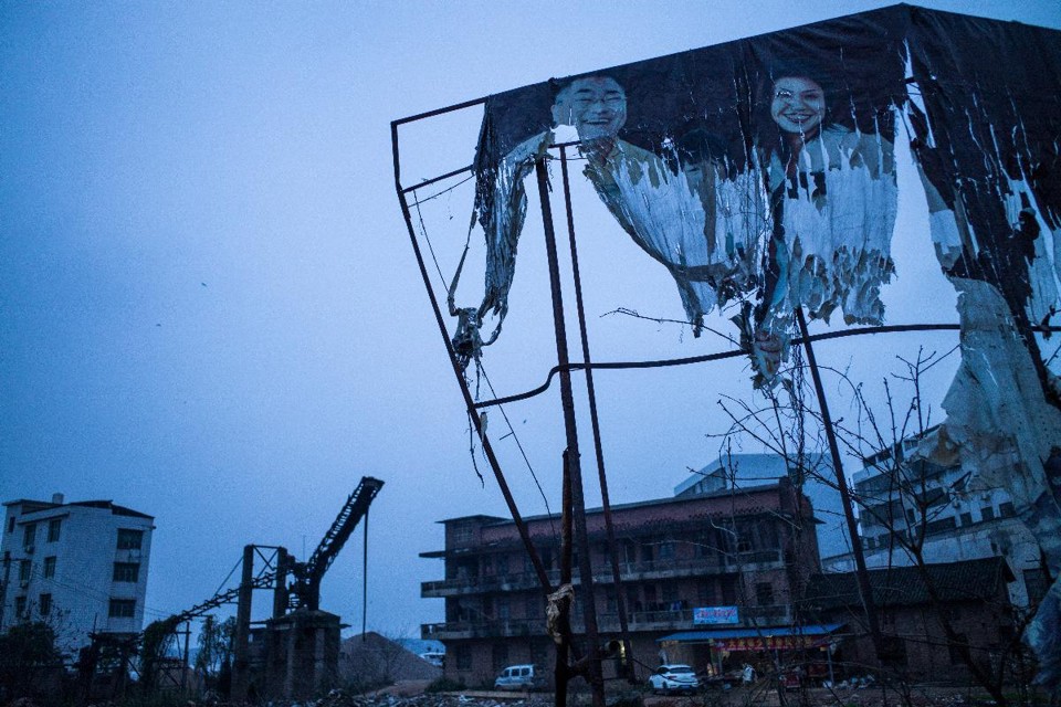 Fábrica abandonada em Dapu, cidade de 62 mil habitantes onde a Meilun Chemical Materials operava. A indústria causou envenenamento por chumbo a mais de 300 crianças da cidade | LAM YIK FEI/NYT