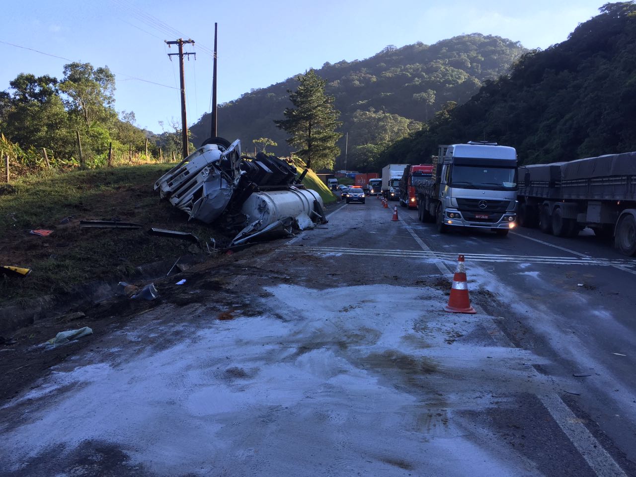 Acidente envolveu duas carretas em trecho da BR-376 | Divulgação PRF/