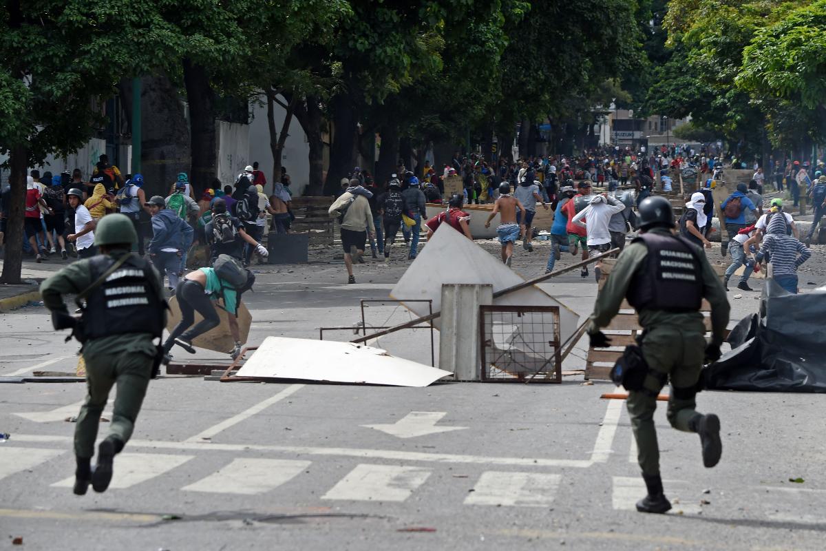 Confronto entre polícia e manifestantes durante greve geral desta quinta-feira (27), em Caracas | JUAN BARRETO/
AFP