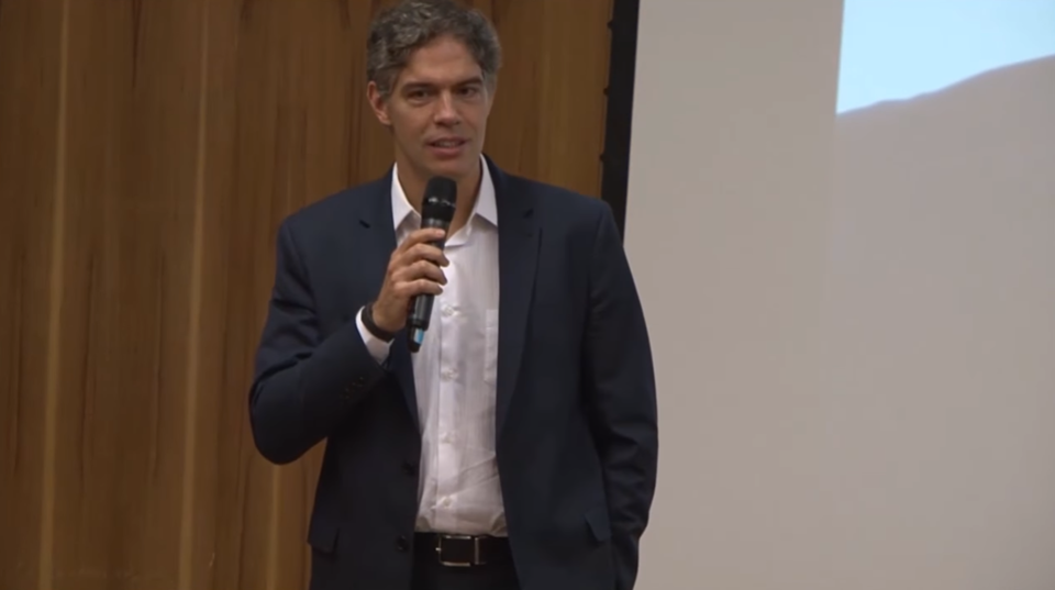 Ricardo Amorim acredita que o profissional de sucesso deve conseguir se adaptar a diferentes situações. | Reprodução/YouTube