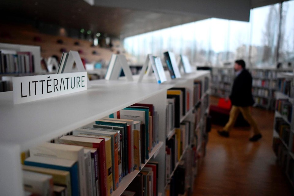 Há um temor de que a inclusão do “leitor sensível” resulte na pasteurização da literatura, que perderia o seu caráter provocativo para reforçar pautas minoritárias, como se o papel da arte fosse exclusivamente educativo | DAMIEN MEYER/AFP