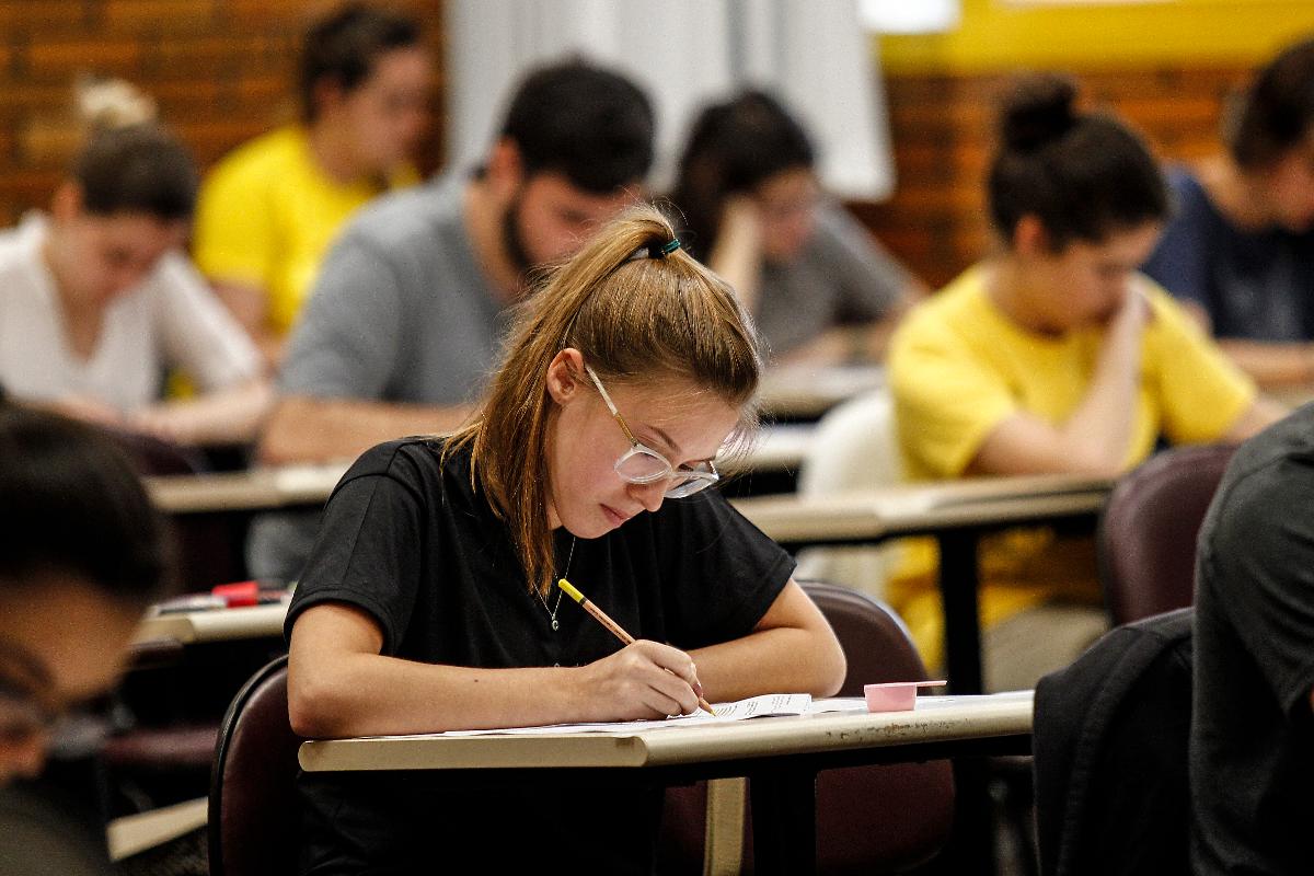 No Brasil estimativa é de que metade dos alunos não conseguirá pagar suas dívidas. | Jonathan CamposGazeta do Povo