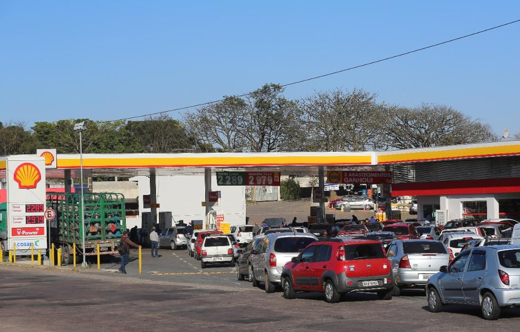 Motoristas formam fila para abastecer em postos que ainda não reajustaram o valor da gasolina | Giuliano Gomes/Gazeta do Povo