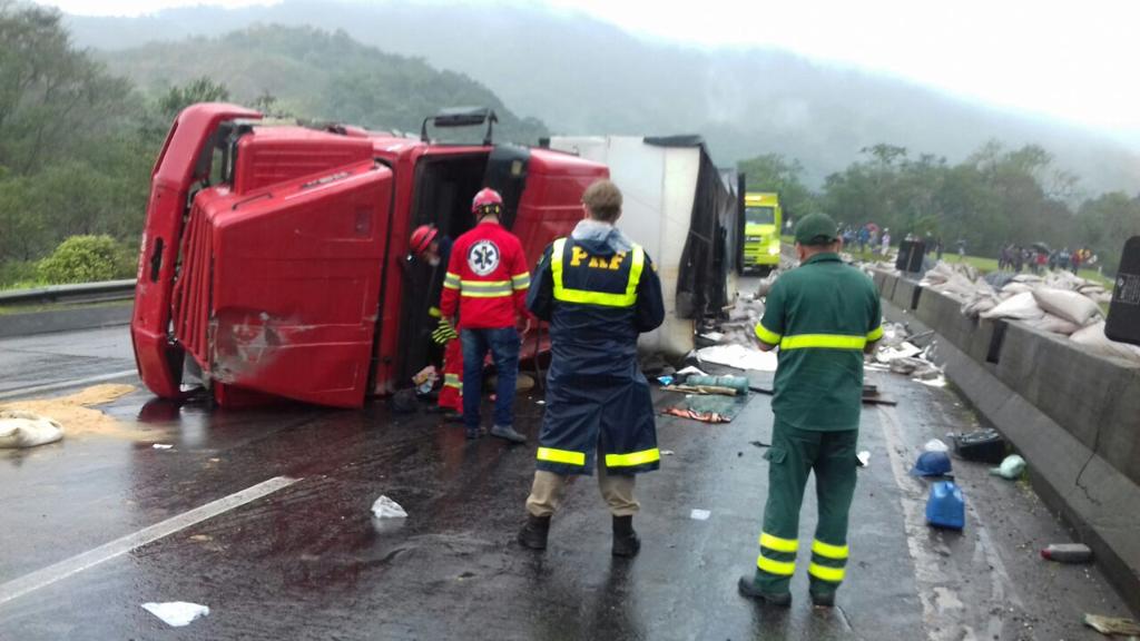Carreta estava carregada com acúcar. | Polícia Rodoviária Federal/Divulgação