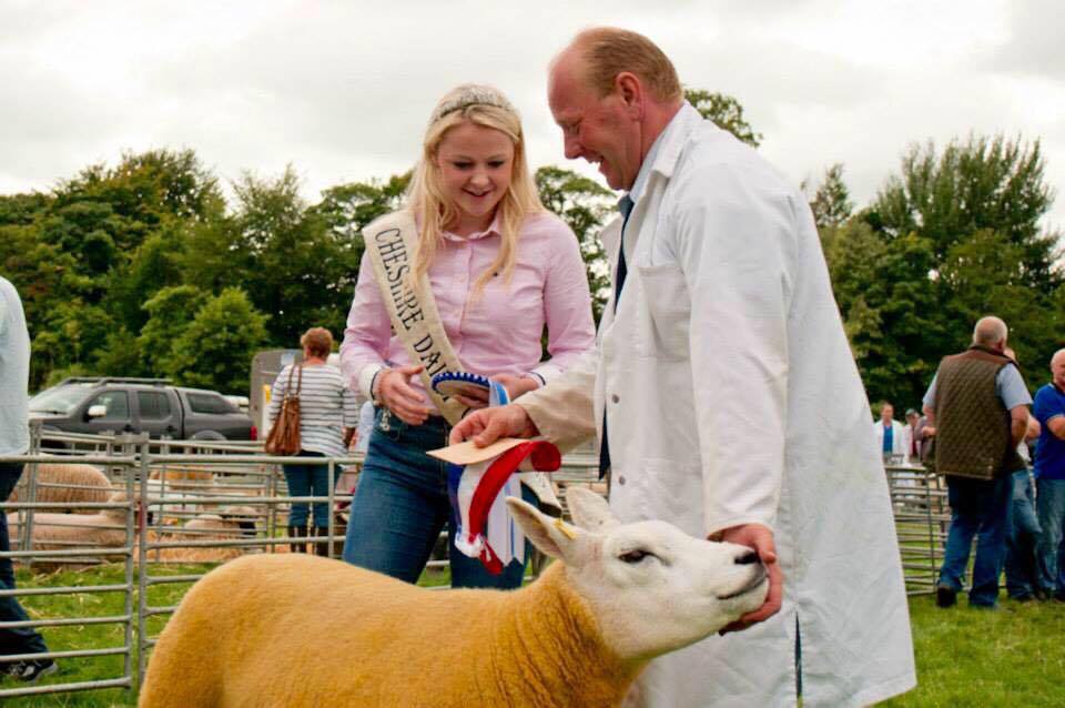 A jovem produtora em momentos mais felizes, antes do roubo | Reprodução Facebook