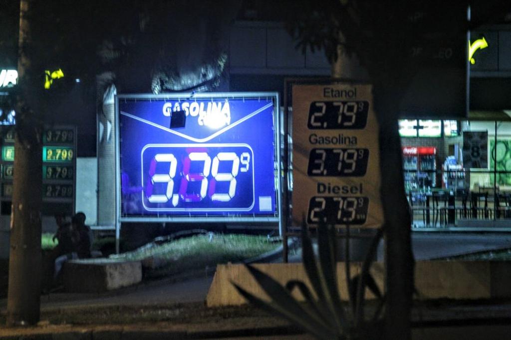 Em alguns postos, o reajuste foi feito ainda na noite de quinta-feira (20) | Lineu Filho/Gazeta do Povo