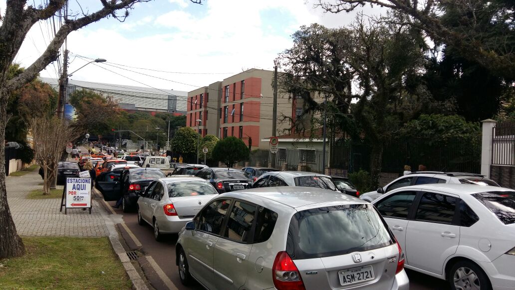 Trânsito é intenso nas ruas próximas à Arena da Baixada | Daniel Caron/Gazeta do Povo