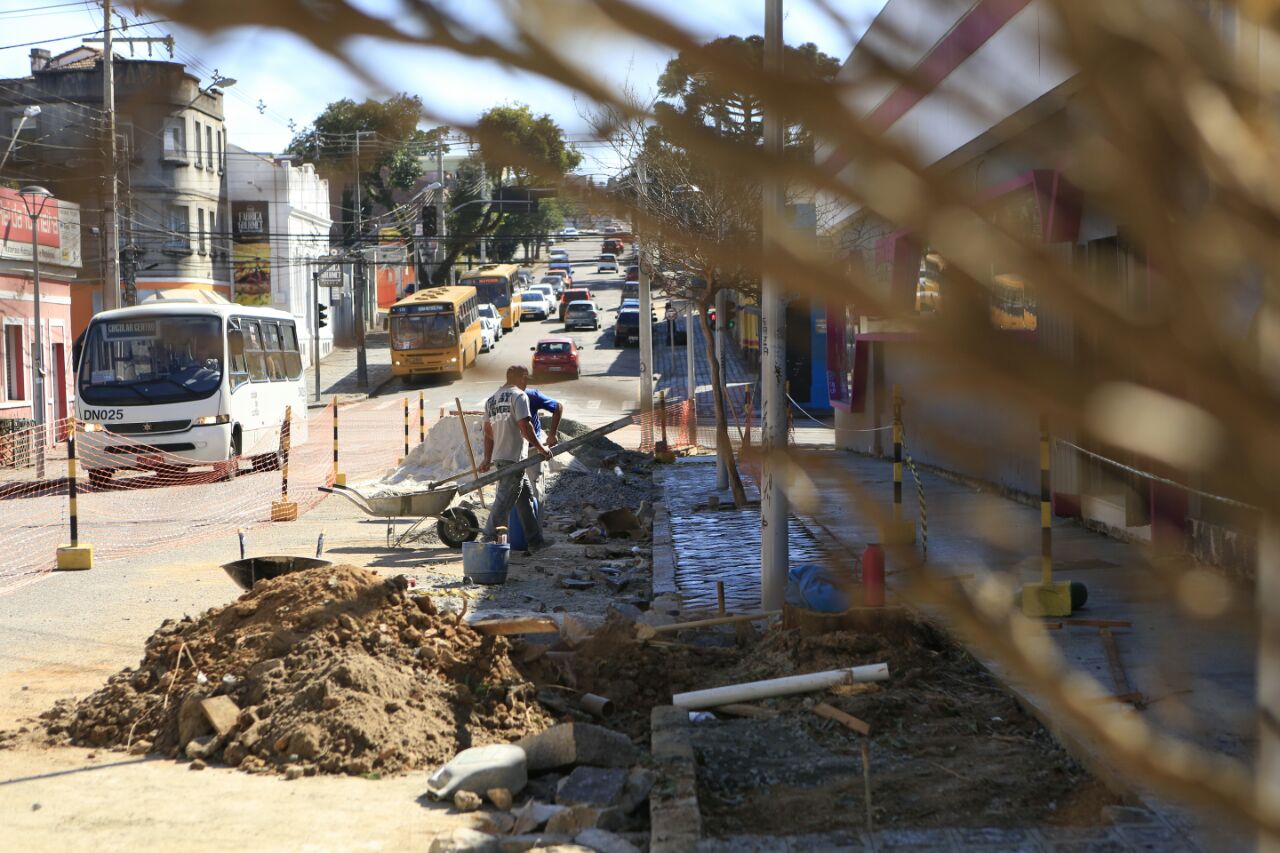 Obra fica no trecho entre a Rua Inácio Lustosa e a Rua Carlos Cavalcanti | Marcelo Andrade/Gazeta do Povo