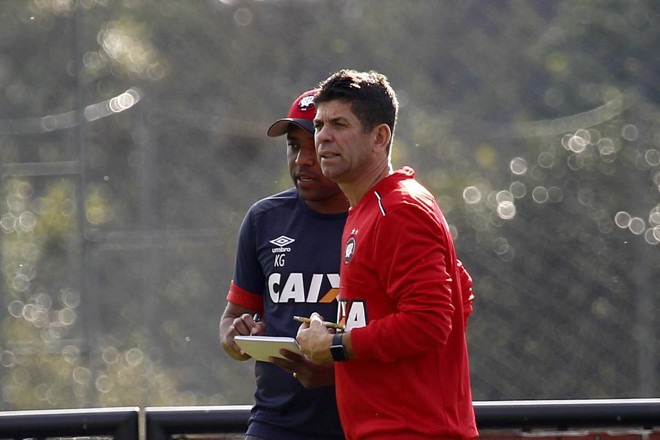 Novo técnico Fabiano Soares ao lado do auxiliar Kelly. | Daniel Caron/Gazeta do Povo
