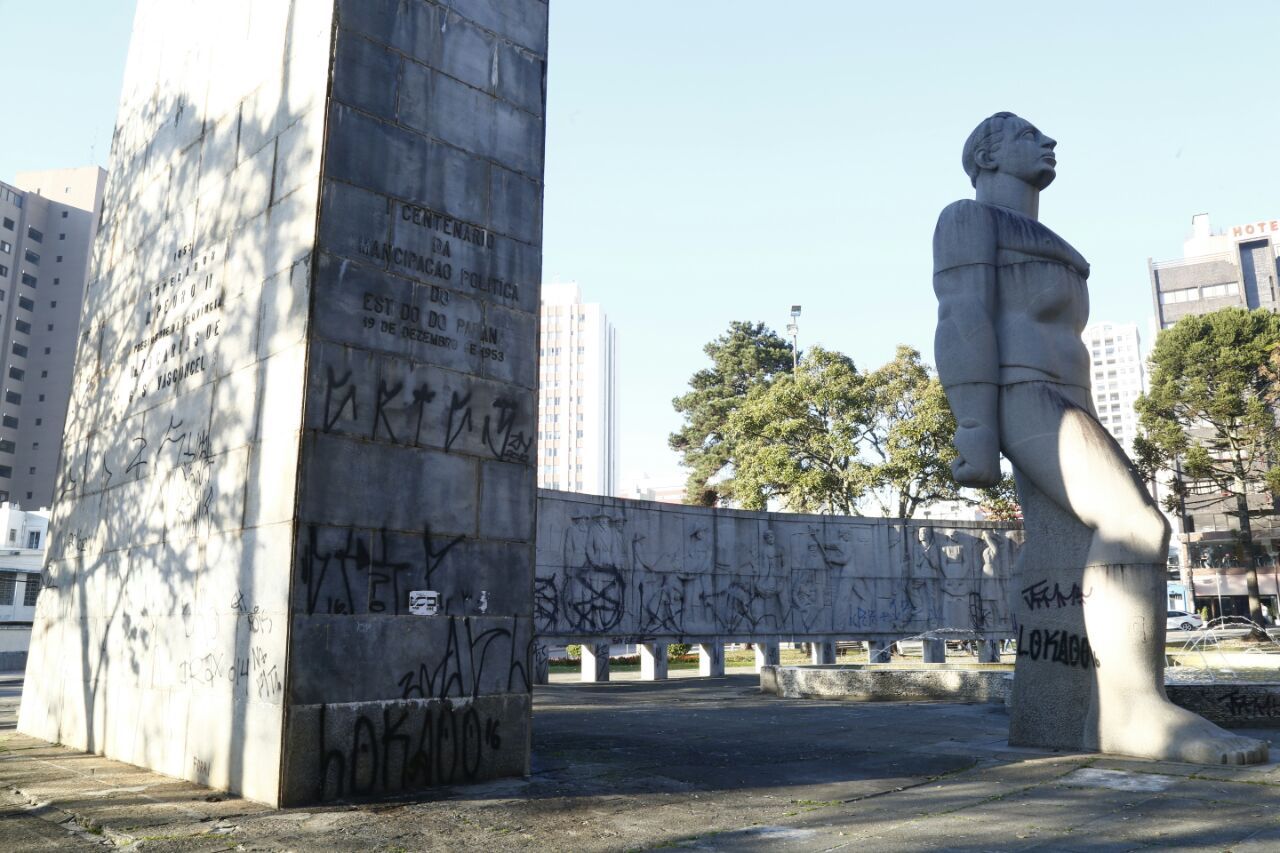 Obras de alguns dos principais artistas paranaenses, entre eles Poty Lazzarotto, sofre com as constantes pichações. | Aniele Nascimento/Gazeta do Povo