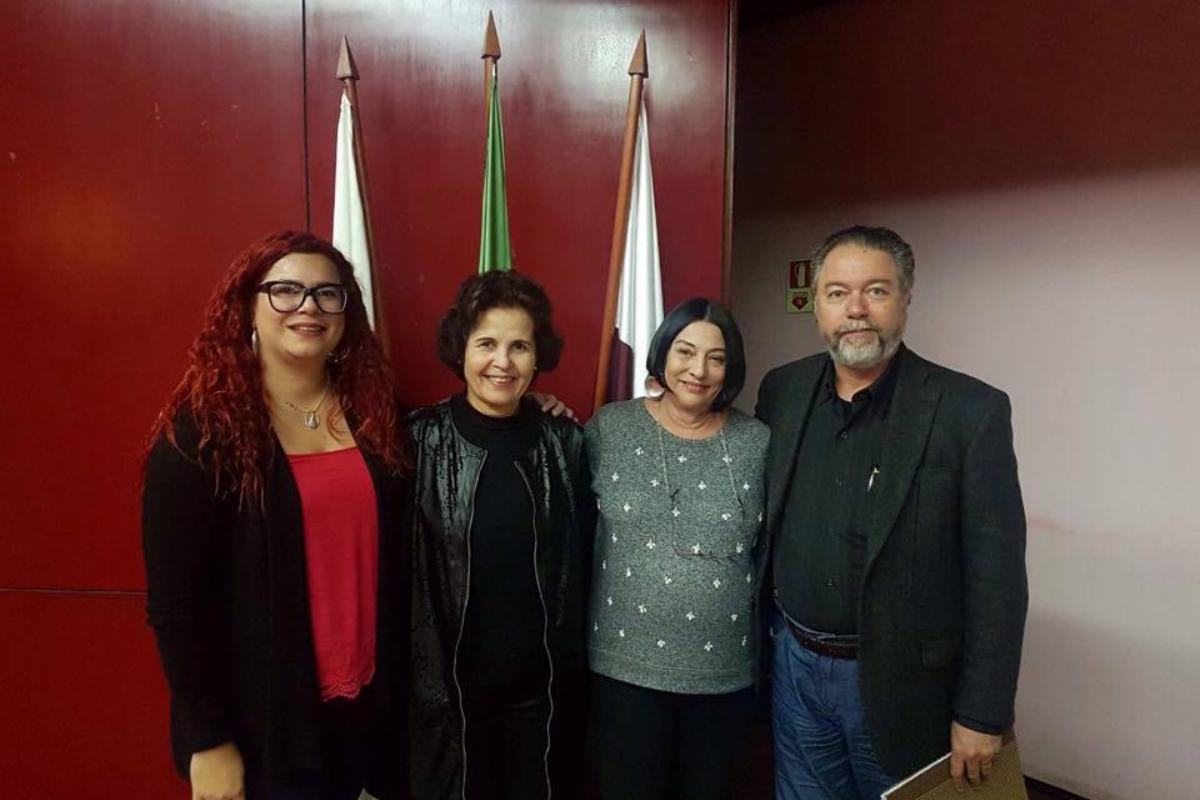 Da esquerda para a direita: Ana Gabriela Borges - Superintendente do Instituto GRPCOM; Rosane Nicola - Professora da PUC e Organizadora do Simpósio; Roxane Rojo – Unicamp; e Ricardo Antunes de Sá, Professor da Universidade Federal do Paraná. | Divulgação / Ler e Pensar