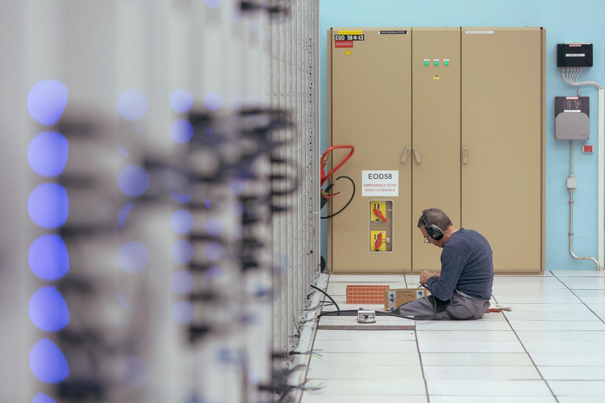 A rede de computadores do LHC, que contém todos os dados obtidos pelo Grande Colisor de Hádrons, em Meyrin, na Suíça. | LESLYE DAVIS/NYT
