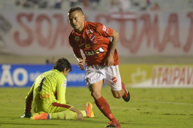 Moisés celebra o primeiro gol do Vila Nova. | CARLOS COSTA/ESTADÃO CONTEÚDO