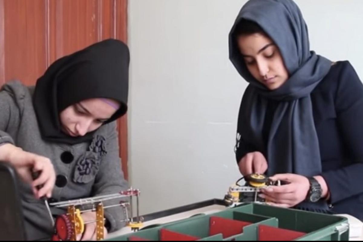 Meninas afegãs trabalhando em seu protótipo | Divulgação