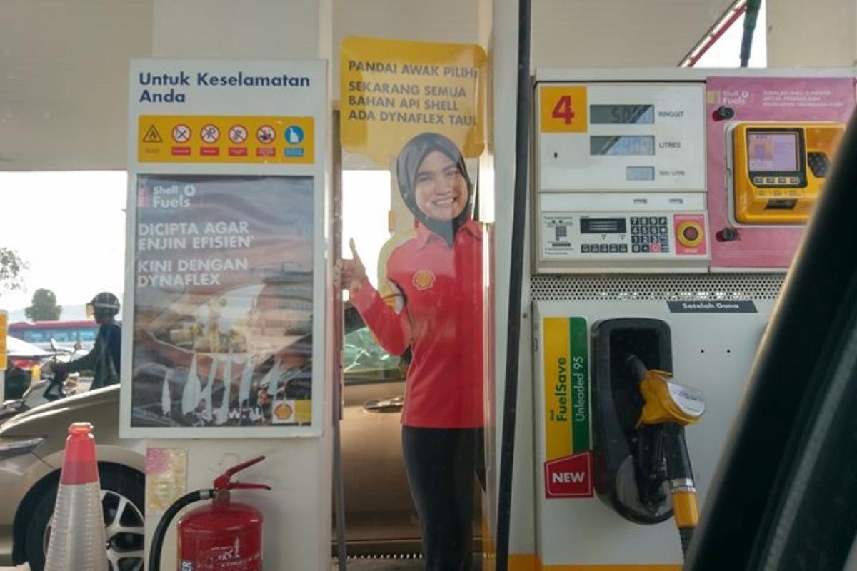 Cartaz colocado em um dos postos da rede Shell na Malásia | Divulgação