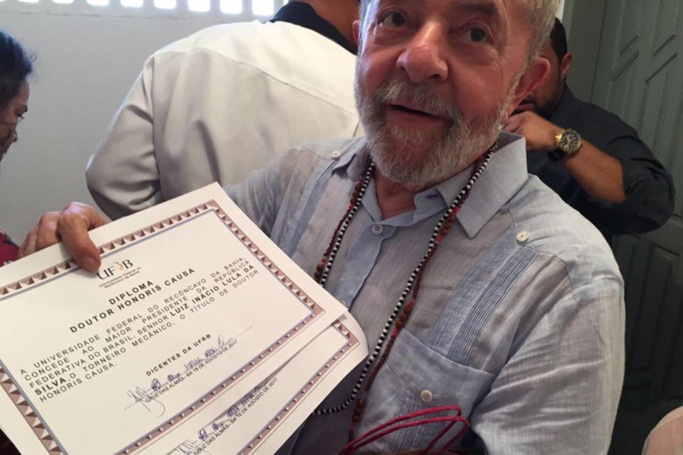 Diploma dado a Lula tem erros de português; universidade nega ter produzido documento |