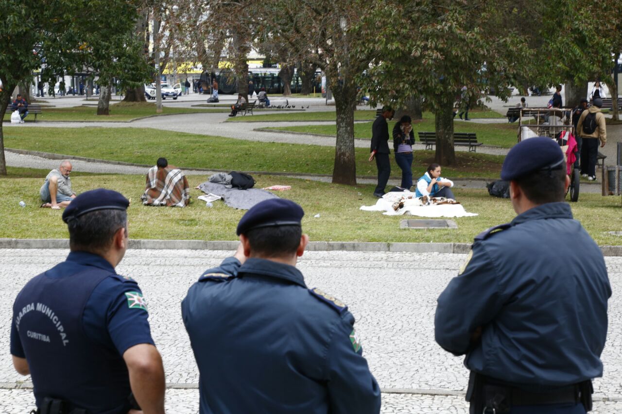 Guardas Municipal acompanham os moradores de rua na Praça Rui Barbosa nesta sexta-feria. | Aniele Nascimento/Gazeta do Povo