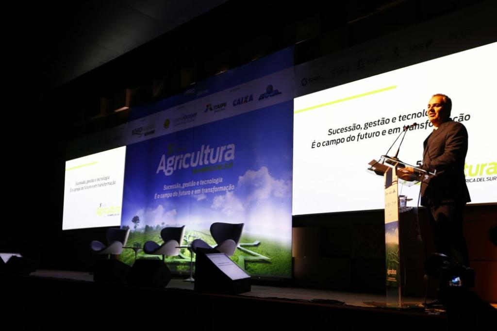 Durante a apresentação, o gerente do Núcleo de Agronegócio da Gazeta do Povo, Giovani Ferreira, destacou a importância do agronegócio não apenas para a economia brasileira, mas para segurança alimentar e abastecimento global. | Jonathan Campos/Gazeta do Povo
