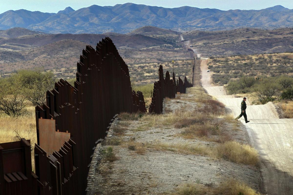 Guarda faz patrulhamento na fronteira entre os Estados Unidos e o México | JM/kle/
JOHN MOORE