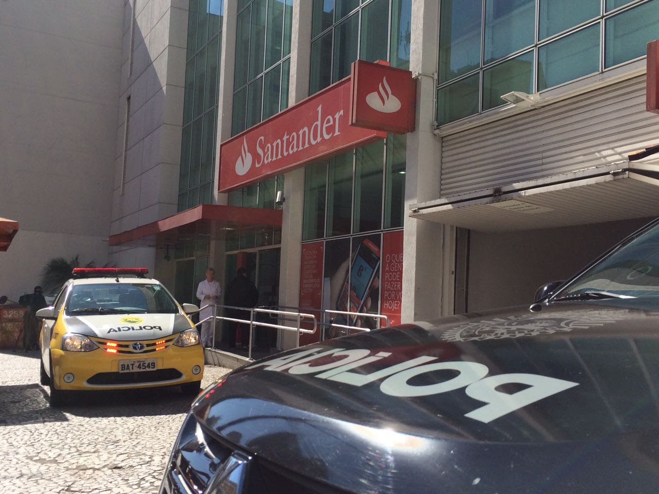 Equipes da Polícia Militar e Civil estão atendendo a ocorrência na agência bancária no Centro de Curitiba. | Cecilia Tümler/Gazeta do Povo