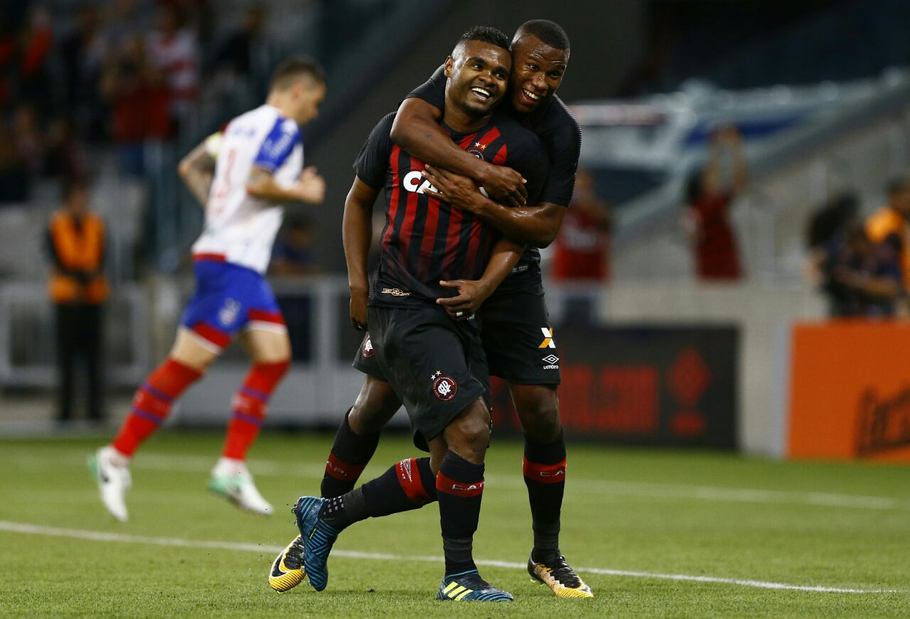Nikão comemora com Ribamar o primeiro gol do Atlético | Jonathan Campos/Gazeta do Povo/
