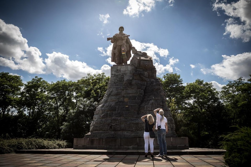 Estátua de um soldado do Exército Vermelho relembra a maior batalha da Segunda Guerra Mundial em solo alemão, Seelow Heights, cerca de 40 quilômetros a leste de Berlim. Desde a reunificação, a Alemanha criou uma reputação de enfrentar sua história e a Seelow tem tornou-se, de várias maneiras, um símbolo de reconciliação. Mas o que acontecerá quando os últimos sobreviventes morrerem? | Gordon Welters /The New York Times