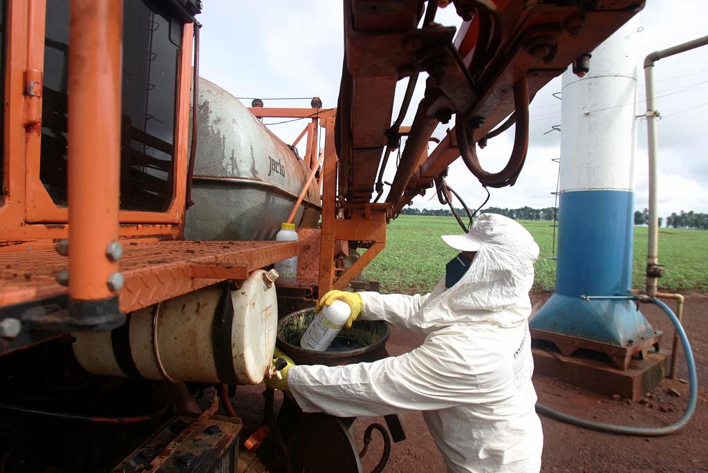Agricultor faz a inserção de agroquímico para pulverização de lavoura em Maringá | ARQUIVO/GAZETA DO POVO
