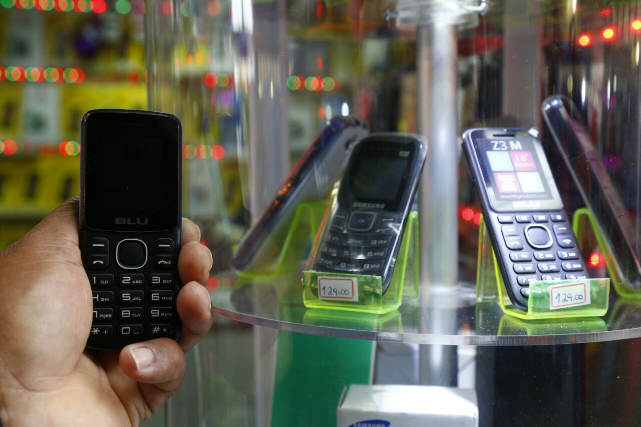 Criminalidade fez aumentar a procura por aparelhos mais simples | Aniele Nascimento/Gazeta do Povo